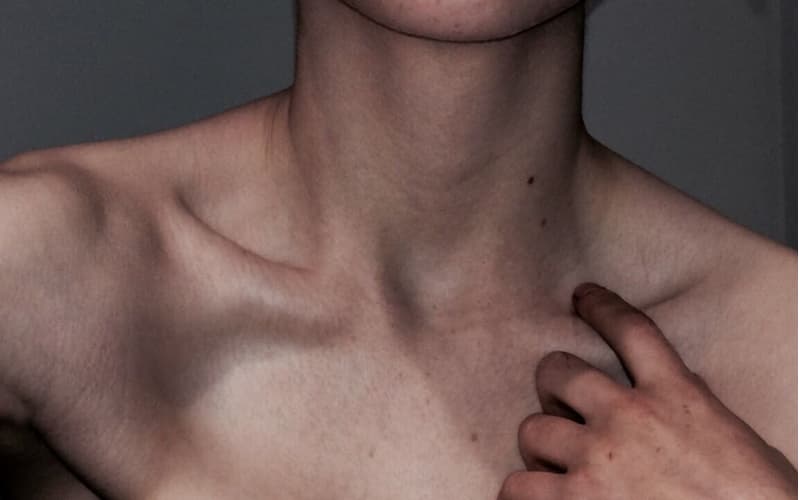 Xương quai xanh của anh ấy