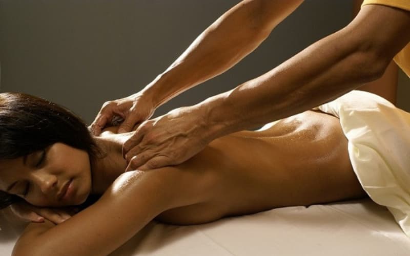 Cần chuẩn bị gì khi thực hiện massage tình dục Yoni?